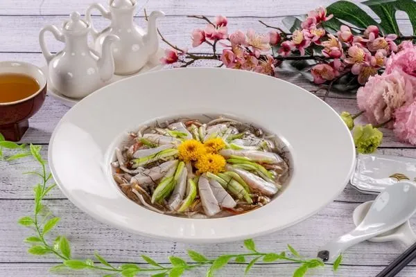 ▲福容桃園推「春之饗宴花入菜」特色料理