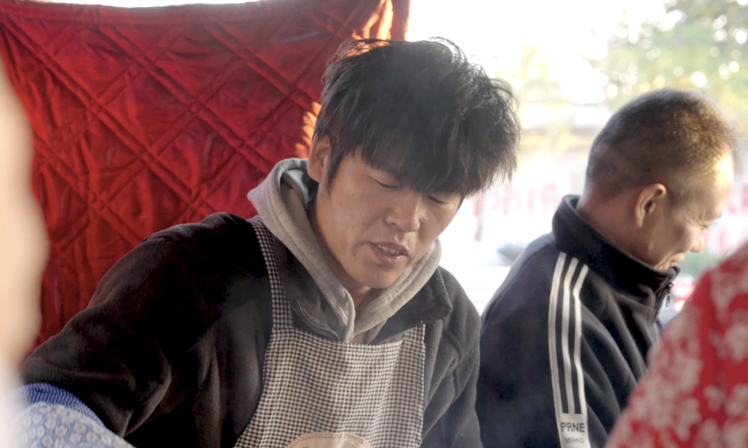 ▲▼先前有不少人專程找「粥餅倫」合照。(圖/翻攝大象新聞)