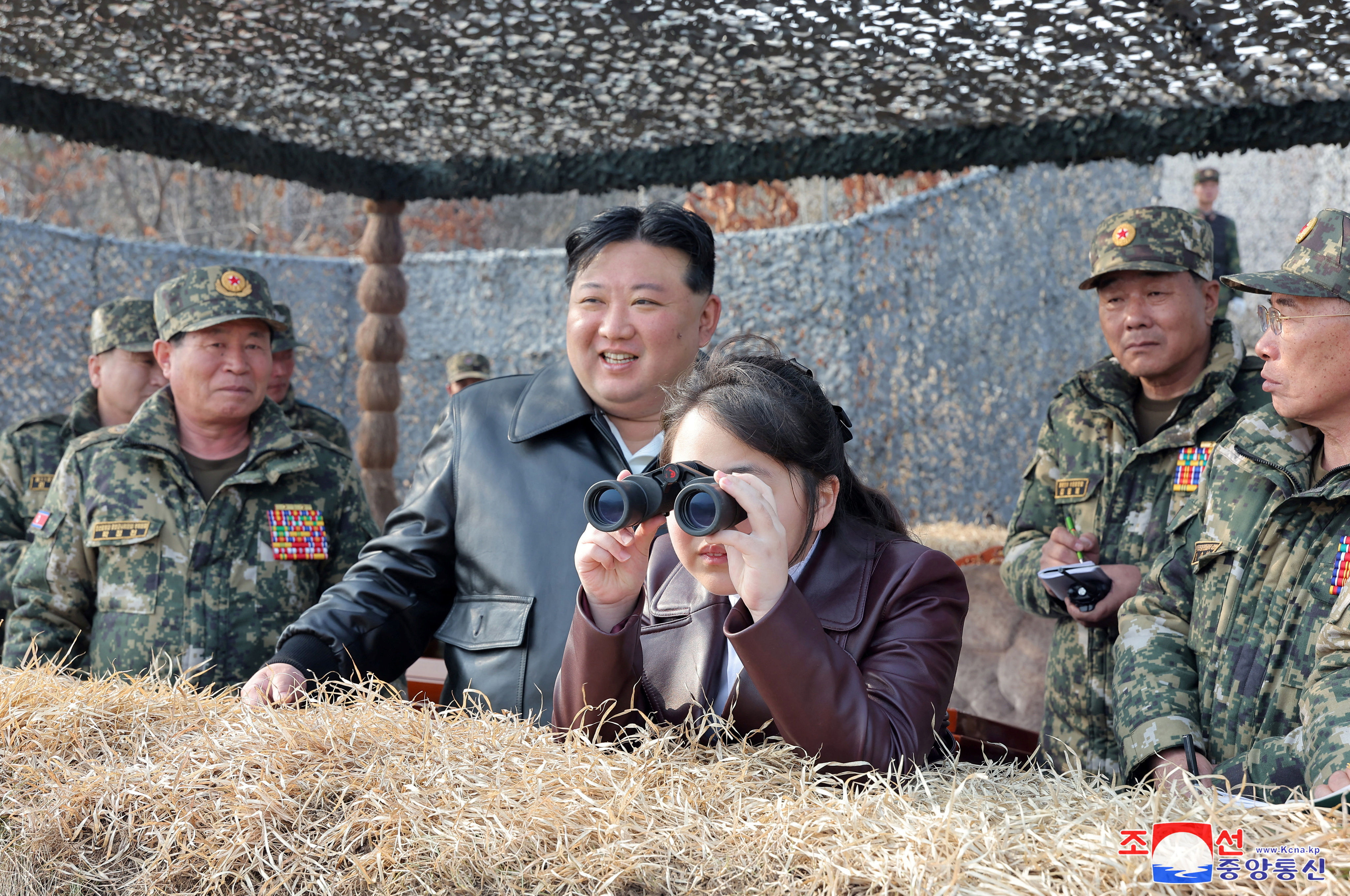 ▲▼金正恩的女兒金主愛用望遠鏡觀察空降部隊軍演，同一天內出席國安、民生經濟兩大領域的公開活動。（圖／路透）