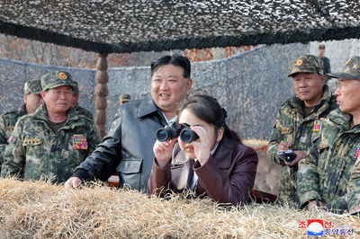 內定未來領導人？北韓官媒描述金主愛為「嚮導」　神秘動向引關注