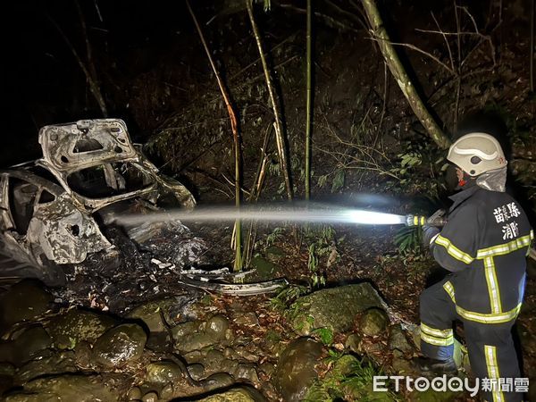 ▲▼一部特斯拉電動車16日晚間行經獅潭鄉山區農路，不慎衝下邊坡溪谷後起火燃燒，整部車完全燒毀，駕駛輕傷。（圖／記者蔡文淵翻攝）