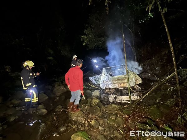 ▲▼一部特斯拉電動車16日晚間行經獅潭鄉山區農路，不慎衝下邊坡溪谷後起火燃燒，整部車完全燒毀，駕駛輕傷。（圖／記者蔡文淵翻攝）