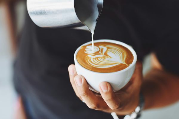 英國醫生建議起床45分鐘後喝咖啡比較適當。（示意圖，pexels）