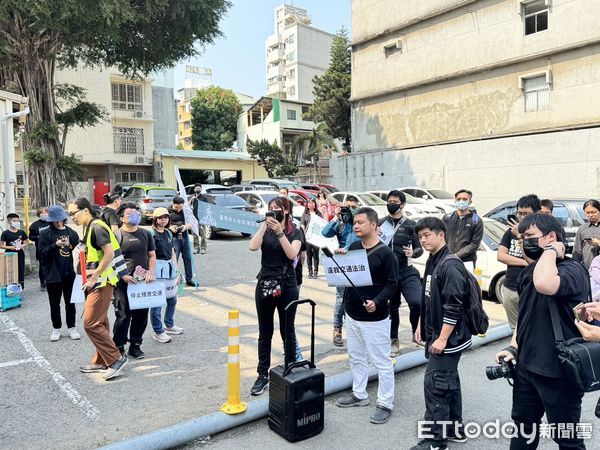 ▲▼     全台快閃過馬路大富翁】街頭行動        。（圖／記者林東良攝）