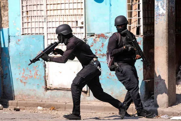 ▲▼海地動亂，警方3月14日來到首都太子港展開執法行動。（圖／路透）