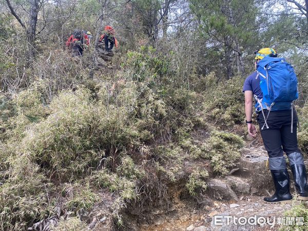 ▲▼玉山前峰三角點附近，一名登山客不慎跌落邊坡無生命跡象             。（圖／記者翁伊森翻攝）