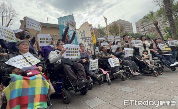 ▲路權和身障團體上街抗議交通違規微罪不記點。（圖／記者楊惠琪攝）