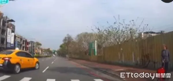 ▲計程車追撞前方禮讓行人的自小客。（圖／記者楊熾興翻攝）