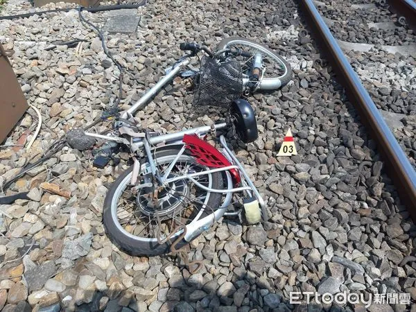 ▲一名男性民眾騎腳踏車闖入軌道，遭火車撞擊          。（圖／記者吳奕靖翻攝）
