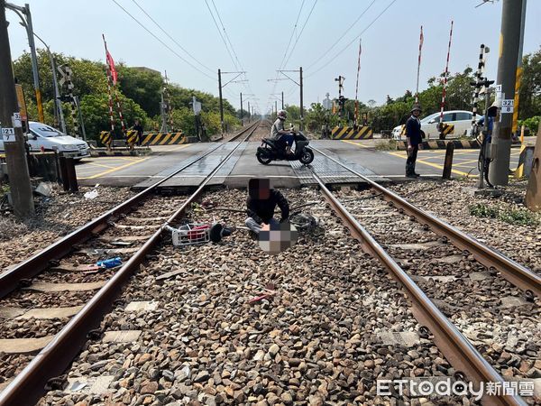 ▲台南市柳營區義士路五段平交道，3月17日10時43分許，發生腳踏車騎士與台鐵區間車發生碰撞，造成29歲男子手部多處擦挫傷左腿骨折，由後壁消防分隊將傷者送柳營奇美醫院救治。（圖／民眾提供，下同）