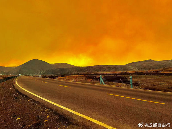 ▲▼四川雅江森林大火燒2天！400公里外成都「天空都黃了」。（圖／翻攝微博）