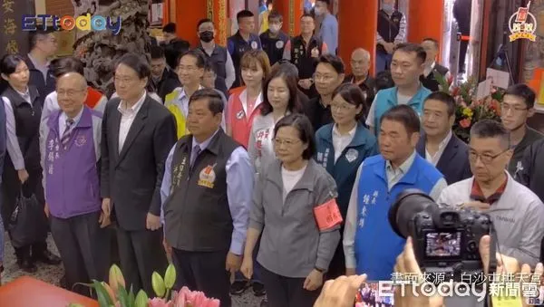 ▲▼ 總統蔡英文前往拱天宮參拜，為媽祖徒步進香活動祈福。（圖／翻攝白沙屯拱天宮）