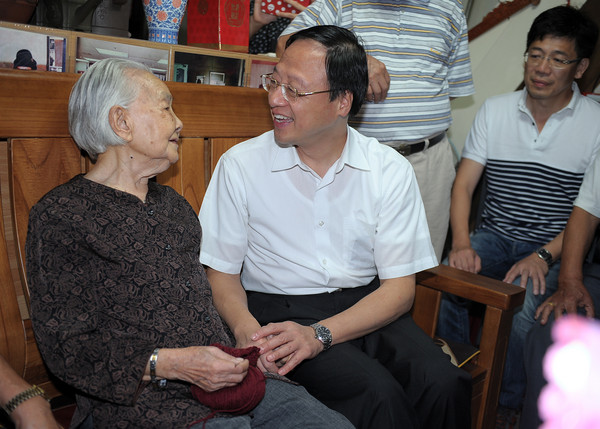 重陽節敬老，行政院長江宜樺1日到基隆探視人瑞朱妹女士。（圖／行政院提供）