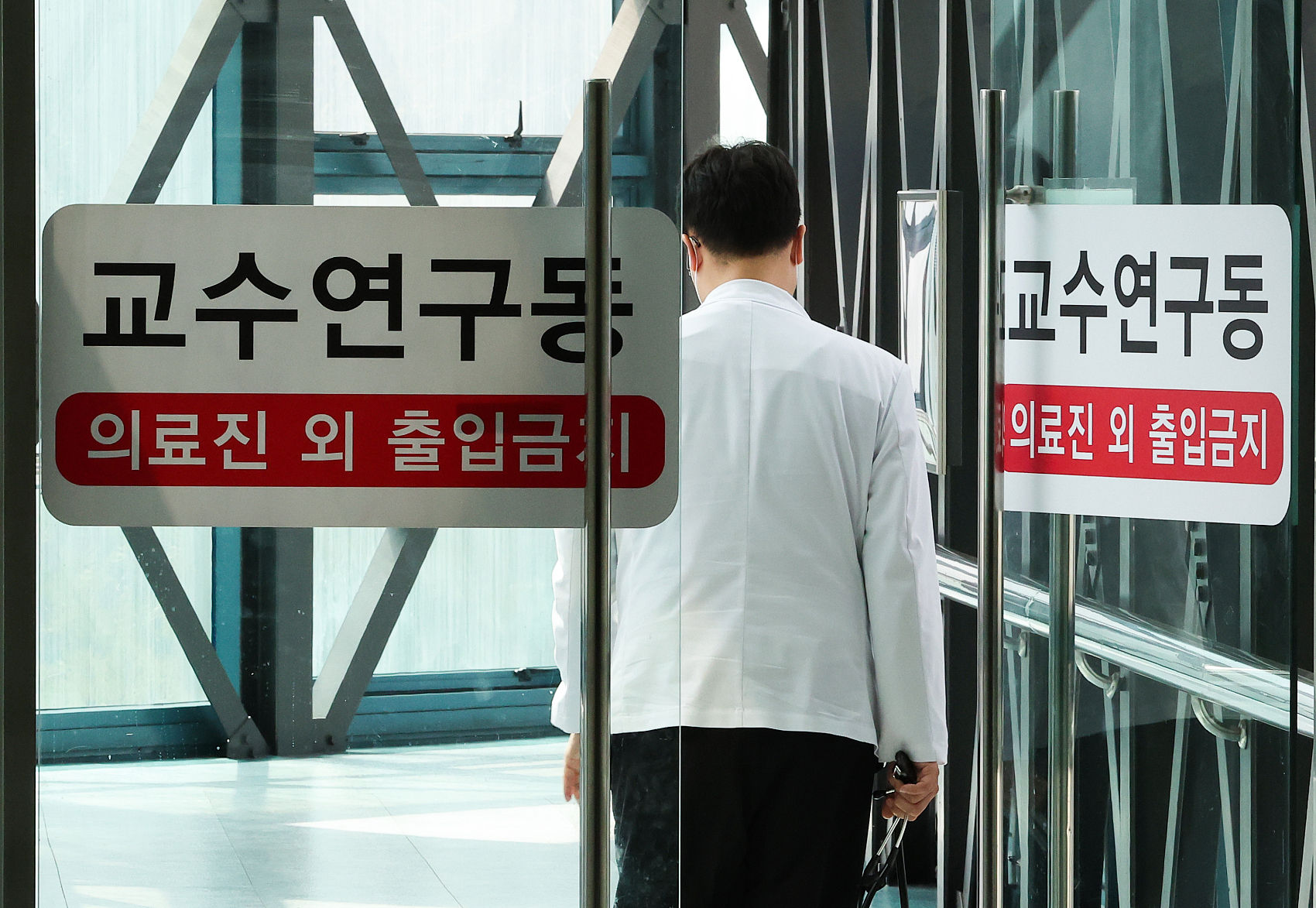▲▼南韓16間醫學院的教授表示，25日起將投入集體請辭，要求政府撤回擴招決定。（圖／CFP）
