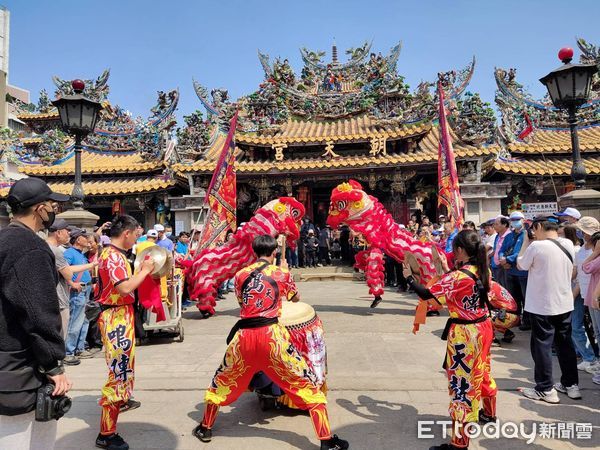 ▲「北港進香」登錄國家重要民俗  縣長張麗善貼紅榜恭賀。（圖／記者蔡佩旻翻攝）