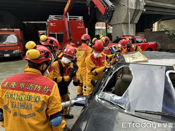 ▲基隆消防強化救援技能 特搜隊砸車破壞實戰訓練。（圖／記者郭世賢翻攝）