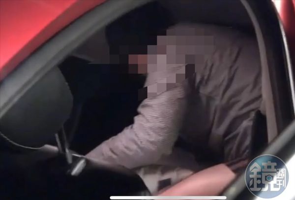 男主管與女員工同睡車內被抓包，當時男主管的下半身僅穿著一條內褲。（讀者提供）