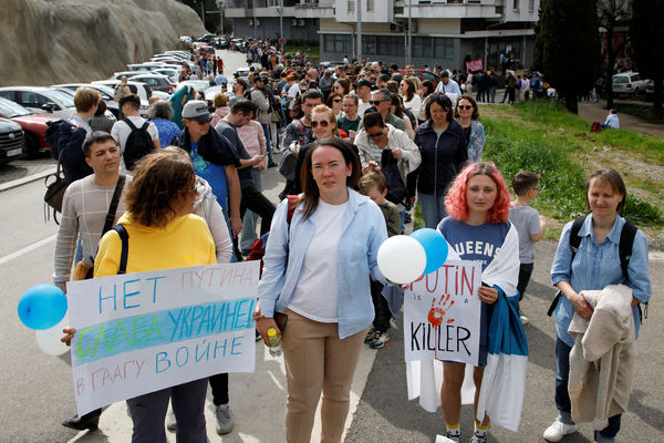 ▲▼俄羅斯大選日民眾在投票所外排隊參與「『午』逆普丁」（Noon against Putin）抗議行動。（圖／路透）