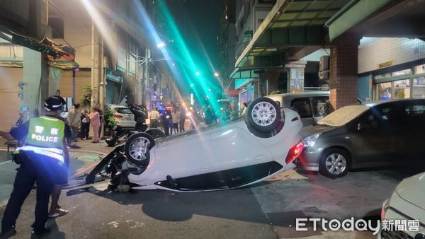 ▲▼失控現場曝！高雄男路上飆速大翻車　6車遭衝撞零件噴飛滿地。（圖／記者賴文萱翻攝）