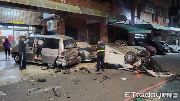 ▲▼失控現場曝！高雄男路上飆速大翻車　6車遭衝撞零件噴飛滿地。（圖／記者賴文萱翻攝）