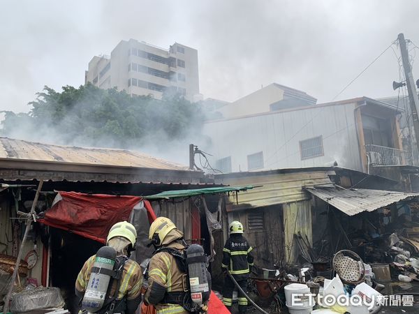 ▲台南市學甲區綿和路民宅，18日上午8時8分許傳出火警，現場冒出火舌與大量濃煙警，消防人員全力射水搶救。（圖／民眾提供，下同）