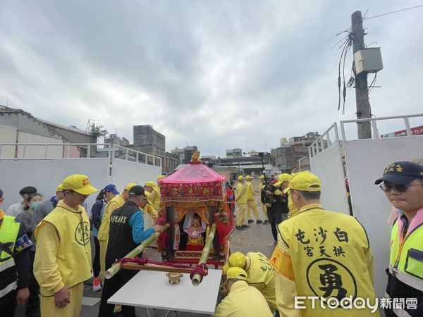 ▲▼白沙屯媽祖鑾轎行經苗栗苑裡鎮，前往菜市場重建工地賜福。（圖／記者蔡文淵翻攝）