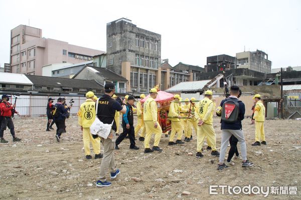 ▲▼白沙屯媽祖鑾轎行經苗栗苑裡鎮，前往菜市場重建工地賜福。（圖／記者蔡文淵翻攝）