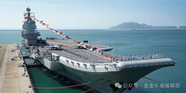 ▲▼  福建艦、停泊在三亞軍港的中國海軍航母山東艦           。（圖／翻攝 央視）