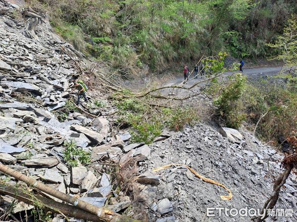 ▲▼大鹿林道東線坍方，保七警助20名山友脫困             。（圖／記者蔡文淵翻攝）