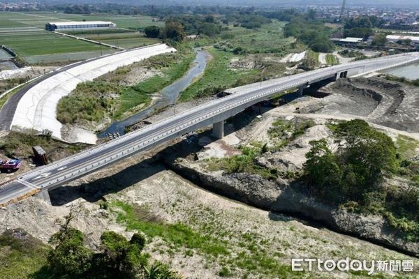 ▲「南81線重溪橋改建工程」，於18日上午舉行通車典禮，台南市長黃偉哲等人共同主持。（圖／記者林東良翻攝，下同）