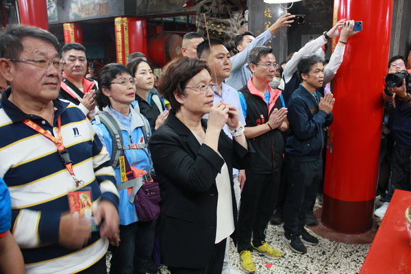 ▲彰化縣長到拱天宮參拜媽祖。（圖／記者唐詠絮翻攝）