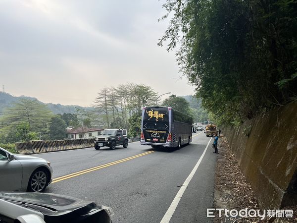 ▲▼大貨車故障打橫造成延溪公路雙線道全部受阻            。（圖／記者高堂堯翻攝）