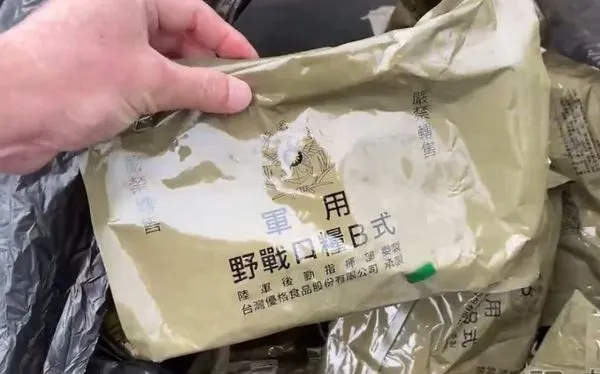 ▲▼過期軍用口糧亂丟馬公漁港碼頭 軍方:管理疏失。（圖／翻攝自記者爆料網）