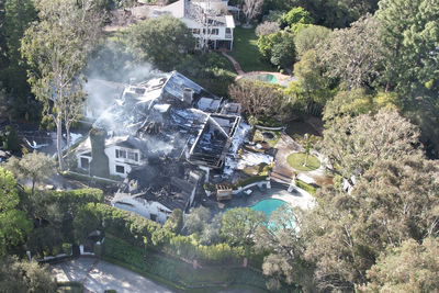 卡拉迪樂芬妮2億豪宅失火！　全毀「燒到剩泳池」出動近百名消防員