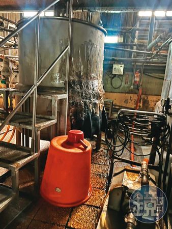 東成醬油工廠成立數十年未更新設備，廠區老舊雜亂。（讀者提供）