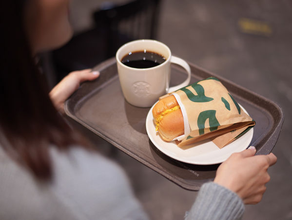 ▲星巴克暢銷輕食，唐吉訶德熱銷春天小點。（圖／各業者提供）