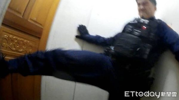 ▲員警大腳踹開木門破獲泰籍男經營職業賭場，員警大腳踹開木門。（圖／蘆竹警分局提供）