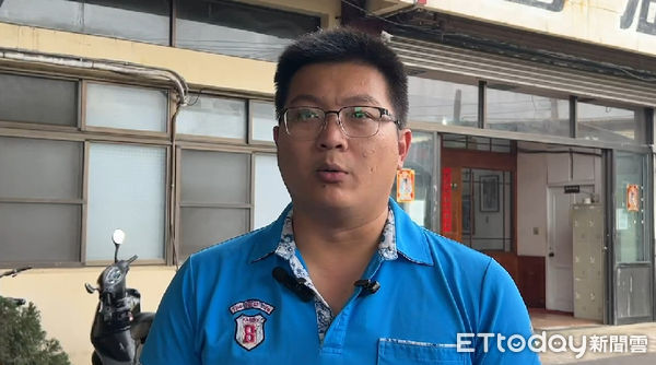 ▲東成醬油行銷經理鄭文翔澄清指出，是因新廠擴充產能不足，而採購優質廠商醬油產品彌補，並自行調製耍屬於東成醬油自己風味的各類高端醬油產品。（圖／記者林東良翻攝，下同）