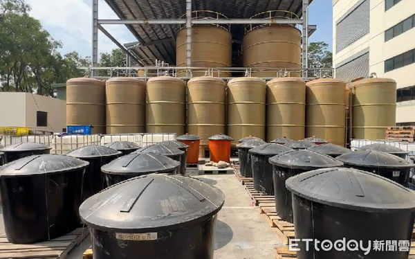 ▲東成醬油行銷經理鄭文翔澄清指出，是因新廠擴充產能不足，而採購優質廠商醬油產品彌補，並自行調製耍屬於東成醬油自己風味的各類高端醬油產品。（圖／記者林東良翻攝，下同）