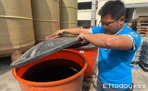 ▲東成醬油行銷經理鄭文翔澄清指出，是因新廠擴充產能不足，而採購優質廠商醬油產品彌補，並自行調製耍屬於東成醬油自己風味的各類高端醬油產品。（圖／記者林東良翻攝，下同）