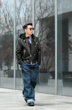 ▲網上瘋傳吳鎮宇年輕剃度出家的照片。（圖／翻攝自微博／吳鎮宇DD的食食猪樂部）