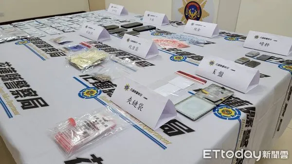 ▲▼警方前往葉嫌住處及休閒麻將館搜索，查扣毒品咖啡包、愷它命及彩虹菸2包等大量新興毒品。（圖／花蓮縣警察局提供，下同）