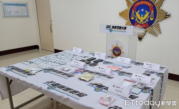 ▲▼警方前往葉嫌住處及休閒麻將館搜索，查扣毒品咖啡包、愷它命及彩虹菸2包等大量新興毒品。（圖／花蓮縣警察局提供，下同）