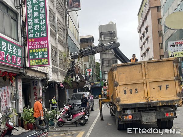 ▲雲林斗六警分局清道勤務共勸導改善10件，另執行清除盆栽、雜物、廣告旗幟、廢棄腳踏車等路障共12件。（圖／記者蔡佩旻翻攝）