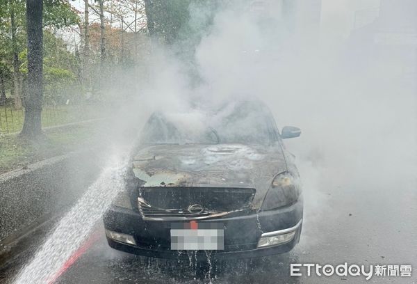 ▲▼中壢女下匝道後車子隨即起火燃燒，警消布水線滅火             。（圖／記者陳以昇翻攝）