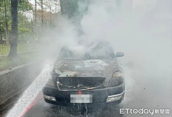 ▲▼中壢女下匝道後車子隨即起火燃燒，警消布水線滅火             。（圖／記者陳以昇翻攝）