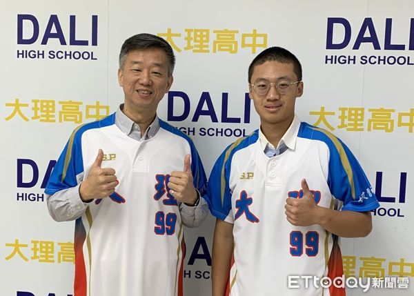 ▲大理高中校長楊廣銓（左）和體育班學生張芳瑋（右）。（圖／大理高中提供）