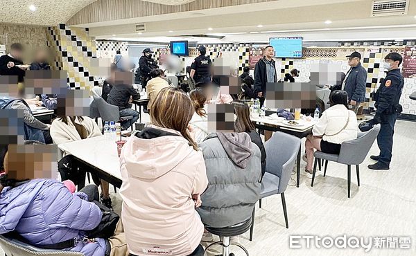 ▲桃園市中壢警方本月14日凌晨在中壢區中美路某商辦大樓查獲職業百家樂賭場，大批男女賭客見員警衝入當場嚇傻。（圖／記者沈繼昌翻攝）