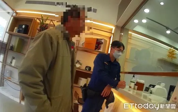 ▲農友帳戶已遭警示仍「為愛借錢」，當鋪老闆與草屯警合力阻詐。（圖／記者高堂堯翻攝）