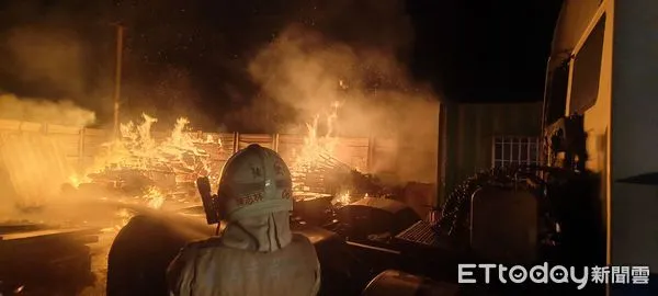 ▲台南市佳里區海澄里番子寮工廠發生火警，木棧板起火，消防人員全力射水搶救。（圖／民眾提供）